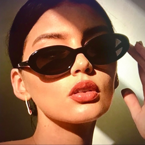 Blue Mandala Accessories - Black Oval Sunglasses